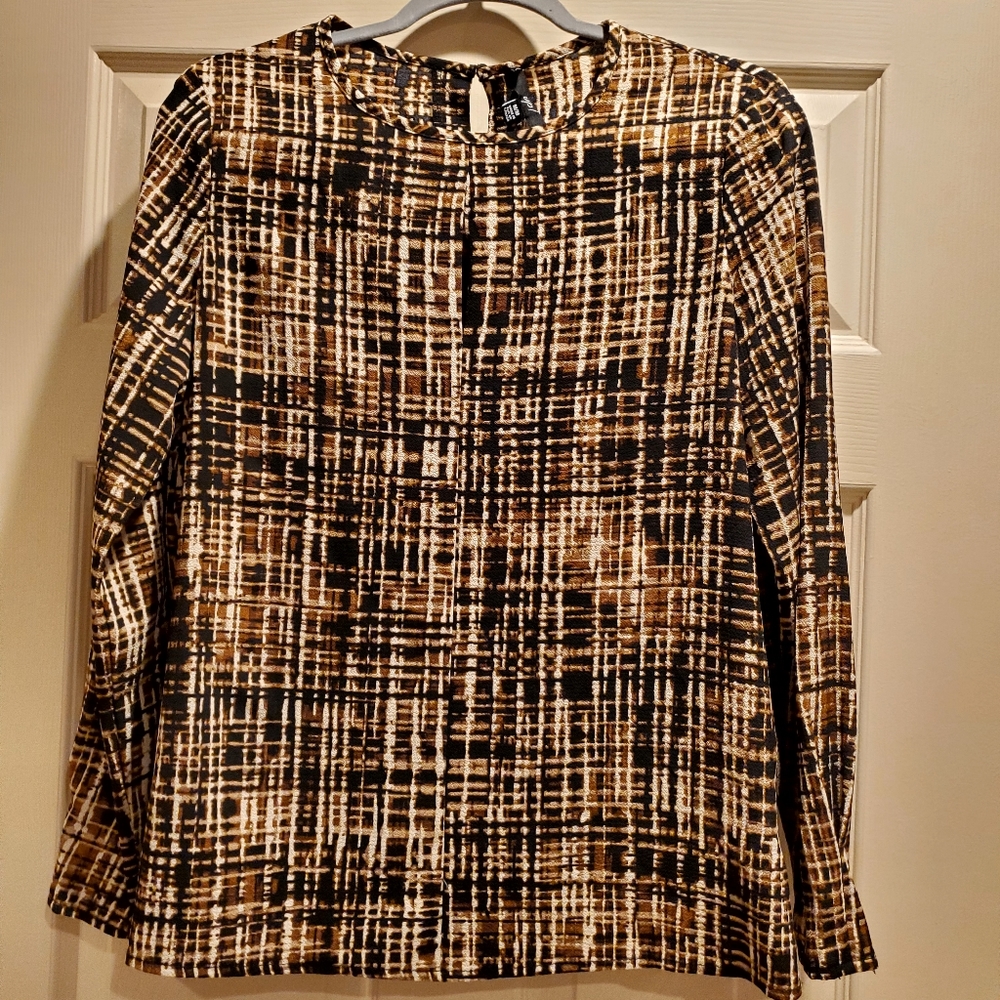 Up! Ladies top. Size M NWT